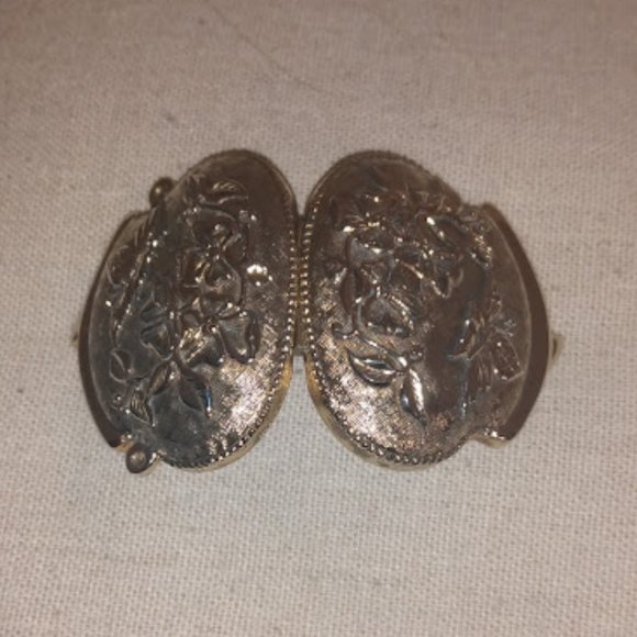 Butterfly motif metal purse pendant. - Picture 4 of 6